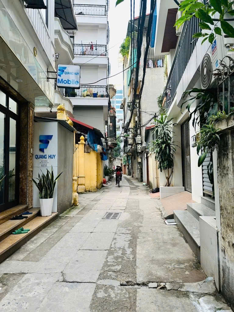   Chính chủ bán nhà riêng phố Giáp Bát, Mặt ngõ Thông. 45m × 6 Tầng. SĐCC Ô tô vào nhà Chỉ 12 tỷ 3